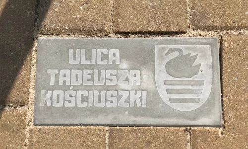 Nowoczesne oznakowanie przestrzeni miejskiej w Biłgoraju – nowe elementy małej architektury 