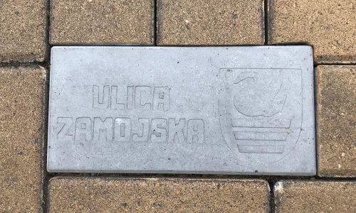 Nowoczesne oznakowanie przestrzeni miejskiej w Biłgoraju – nowe elementy małej architektury 