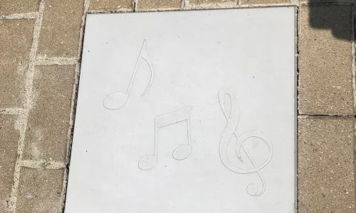 Nowoczesne oznakowanie przestrzeni miejskiej w Biłgoraju – nowe elementy małej architektury 