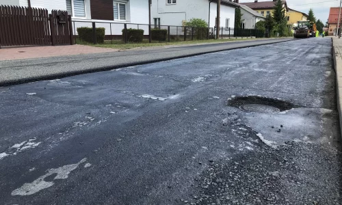 Nowy asfalt na ul. Żołnierzy Wojska Polskiego – zakończono prace na 150-metrowym odcinku